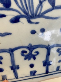Vase en porcelaine de Chine en bleu et blanc &agrave; d&eacute;cor d'un &eacute;tang &agrave; lotus, marque et probablement &eacute;poque de Jiajing