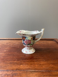 Een Chinese famille rose kan met decor van tabaksbladeren, Qianlong
