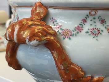 Terrine couverte sur son support en porcelaine de Chine famille rose, Qianlong