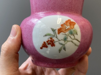 Paire de crachoirs en porcelaine de Chine famille rose, 'zhadou', marque de Hongxian, R&eacute;publique
