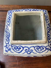 Vase en porcelaine de Chine en bleu et blanc &agrave; d&eacute;cor d'un &eacute;tang &agrave; lotus, marque et probablement &eacute;poque de Jiajing