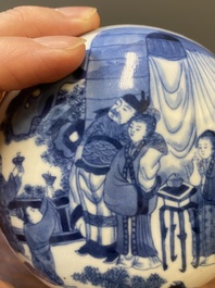 Een Chinese blauw-witte dekseldoos, Qianlong merk, 19e eeuw