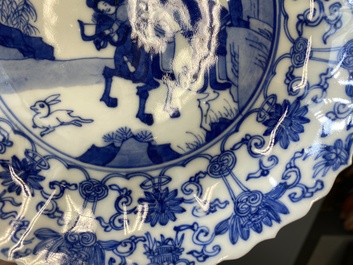 Drie Japanse blauw-witte 'Joosje te paard' borden in Chinese Kangxi-stijl, Edo, 18e eeuw