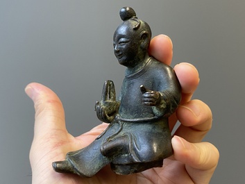Een paar Chinese bronzen wierookbranders in de vorm van jongens op kylins, Ming
