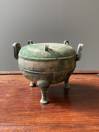 Een Chinese bronzen driepotige rituele voedselkom met deksel, 'ding', Oostelijke Zhou, Periode van Lente en Herfst