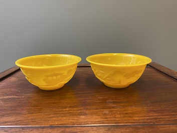 Een paar Chinese kommen in geel Peking glas met figuren in een landschap, CHINA merk, Republiek