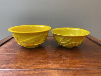 Twee Chinese kommen met reli&euml;fdecor in geel Peking glas, 19/20e eeuw