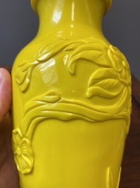 Een paar Chinese vazen met decor van vlinders en bloemen in geel Peking glas, Republiek