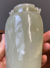 Een Chinese dekselvaas in celadon jade, Qing