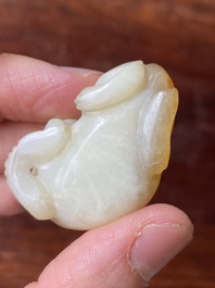 Trois sculptures d'animaux en jade blanc et c&eacute;ladon, Chine, Qing/R&eacute;publique