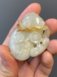 Vier Chinese snijwerken in witte en celadon jade, Qing/Republiek