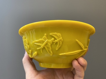 Paire de bols en verre jaune de P&eacute;kin &agrave; d&eacute;cor floral, Chine, 19/20&egrave;me