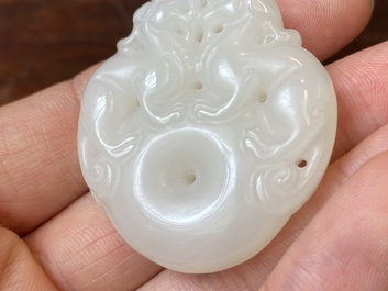 Pendentif figurant deux animaux mythiques en jade blanc sculpt&eacute;, Chine, Qing