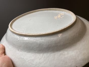 Terrine couverte sur son support en porcelaine de Chine famille rose, Qianlong