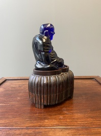 Bouddha rieur en verre bleu de P&eacute;kin assis sur un socle en bois, Chine, 19&egrave;me