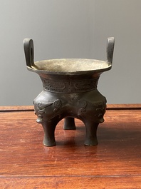 Een Chinese archa&iuml;sche bronzen driepotige wierookbrander, 'ding', Ming