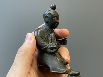 Een paar Chinese bronzen wierookbranders in de vorm van jongens op kylins, Ming