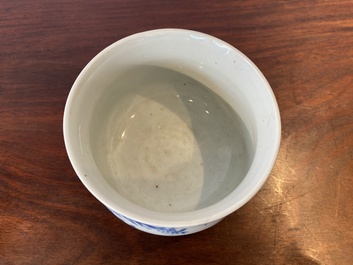Een Chinese blauw-witte wierookbrander met vogels en bloesemtakken, 19e eeuw