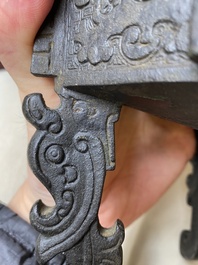 R&eacute;cipient &agrave; nourriture rituel archa&iuml;que en bronze dans le style des Zhou de l'Ouest, 'fangding', Chine, marque de Bao Ding Zhen Yong 寶鼎珍用, Ming
