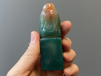 Une &eacute;pingle &agrave; cheveux en jade blanc et deux sceaux en jade, Chine, Qing