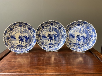 Drie Japanse blauw-witte 'Joosje te paard' borden in Chinese Kangxi-stijl, Edo, 18e eeuw