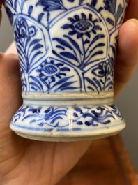 Een paar Chinese blauw-witte vazen met zilveren monturen, Kangxi