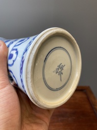 Een Chinese blauw-witte vaas met floraal decor, Kangxi