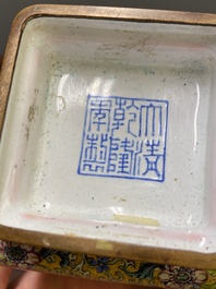 Vase &agrave; d&eacute;cor d'Europ&eacute;ens en &eacute;maux de Canton &agrave; fond jaune, Chine, marque et &eacute;poque de Qianlong