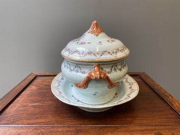 Terrine couverte sur son support en porcelaine de Chine famille rose, Qianlong