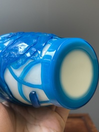 Paire de vases en verre overlay de P&eacute;kin &agrave; d&eacute;cor de canards mandarins en bleu sur blanc, Chine, 19/20&egrave;me