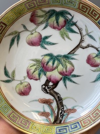 Een paar Chinese famille rose 'negen perziken' schotels, Guangxu merk en periode