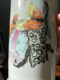 Paire de vases de forme rouleau en porcelaine de Chine famille rose, marque de Hongxian, R&eacute;publique