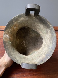 Een Chinese archa&iuml;sche bronzen driepotige wierookbrander, 'ding', Ming