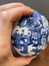 Een Chinese blauw-witte dekseldoos, Qianlong merk, 19e eeuw
