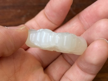 Pendentif figurant deux animaux mythiques en jade blanc sculpt&eacute;, Chine, Qing