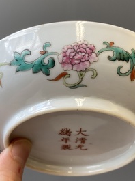Een paar Chinese famille rose 'negen perziken' schotels, Guangxu merk en periode