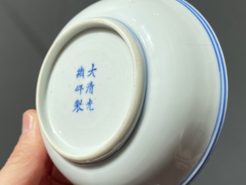 Een paar Chinese blauw-witte 'draken' schotels, Guangxu merk en periode