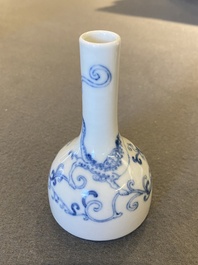 Vase de forme bouteille en porcelaine de Chine en bleu et blanc &agrave; d&eacute;cor d'un dragon, marque de Yongzheng, probablement R&eacute;publique