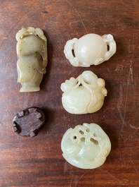 Vier Chinese snijwerken in witte en celadon jade, Qing/Republiek