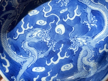 Een paar Chinese blauw-witte 'draken' schotels, Guangxu merk en periode