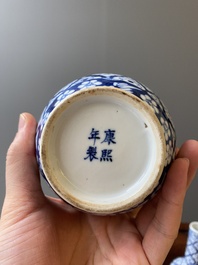 Twee paar Chinese blauw-witte en famille rose vazen, 19/20e eeuw