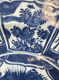 Important plat en porcelaine de Chine en bleu et blanc de type kraak, Wanli