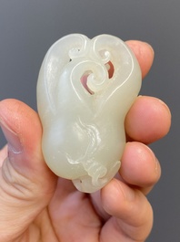 Vier Chinese snijwerken in witte en celadon jade, Qing/Republiek