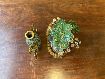Een Chinese cloisonn&eacute; kalebasvaas en een groep met twee eenden in email en zilver, 19/20e eeuw