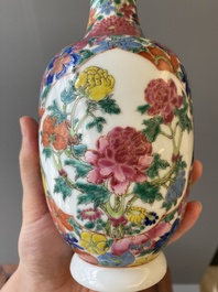 Twee paar Chinese blauw-witte en famille rose vazen, 19/20e eeuw