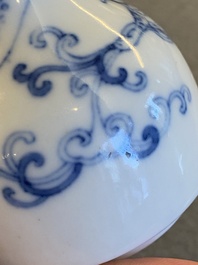 Vase de forme bouteille en porcelaine de Chine en bleu et blanc &agrave; d&eacute;cor d'un dragon, marque de Yongzheng, probablement R&eacute;publique