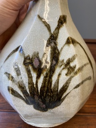 Een Koreaanse flesvormige vaas met floraal decor, Joseon dynastie, 16e eeuw
