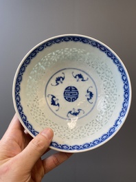 Een Chinese blauw-witte kom met rijstkorrel decor, Qianlong merk en periode