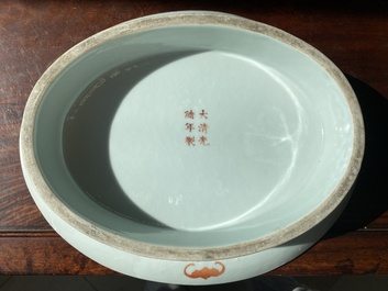 Plat de forme ovale sur talon en porcelaine de Chine &agrave; d&eacute;cor d'anniversaire sur fond jaune, marque et &eacute;poque de Guangxu
