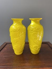 Een paar Chinese vazen met decor van vissen in geel Peking glas, Republiek